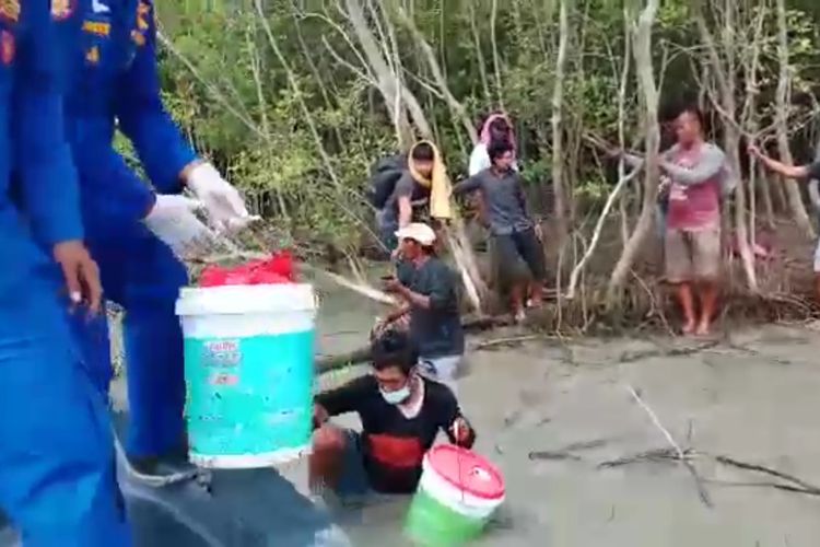 Tangkapan video memperlihatkan TKI Ilegal kesusahan naik ke kapal patroli yang menemukan mereka telantar di pinggir hutan bakau di perairan Asahan pada Jumat (1/5/2020) pagi tadi. Sebelum ditemukan, mereka 2 hari 2 malam tidak makan di tengah laut.