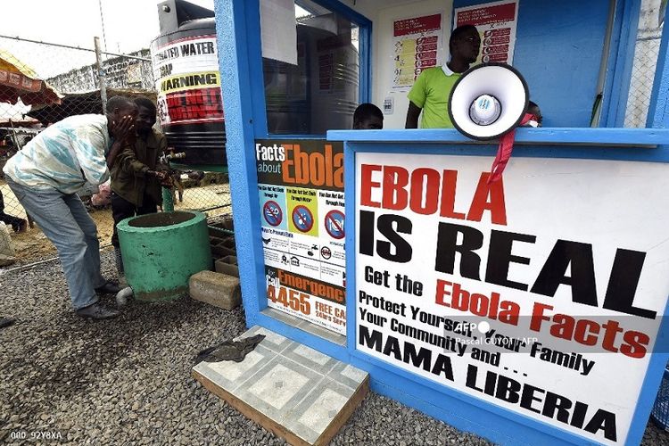 (Ilustrasi Ebola) Foti ini diambil pada tanggal 30 September 2014, orang Liberia mencuci tangan di sebelah stasiun informasi dan sanitasi Ebola, meningkatkan kesadaran tentang virus di Monrovia.