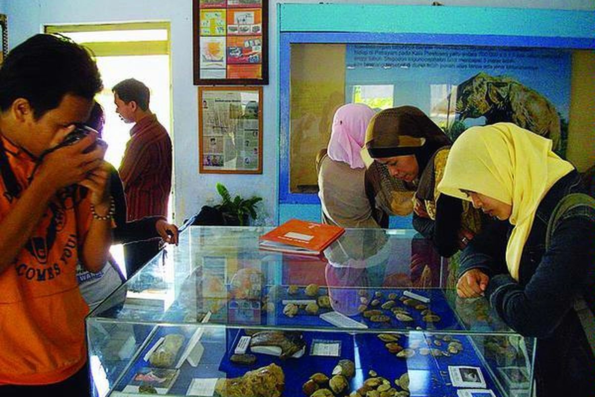 Anggota Pena Kampus sedang melakukan observasi di museum sementara Patiayam.