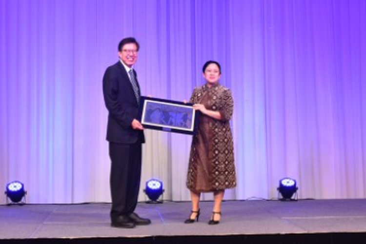 Ketua DPR RI Puan Maharani saat bertukar cenderamata dengan Wali Kota Busan, Park Heong-joon dalam acara Welcoming Dinner for Indonesia Delegation.