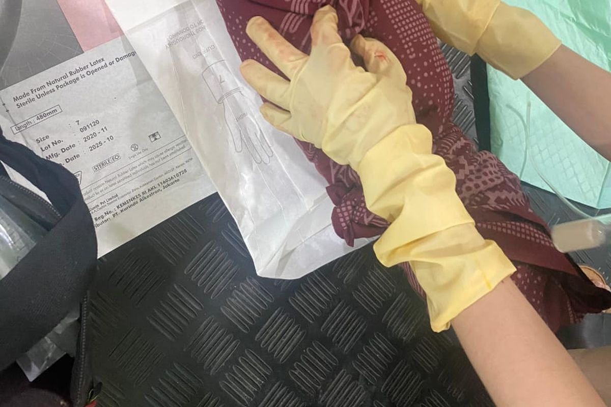 Bayi berjenis kelamin perempuan yang dilahirkan oleh Mariyatun di atas kapal