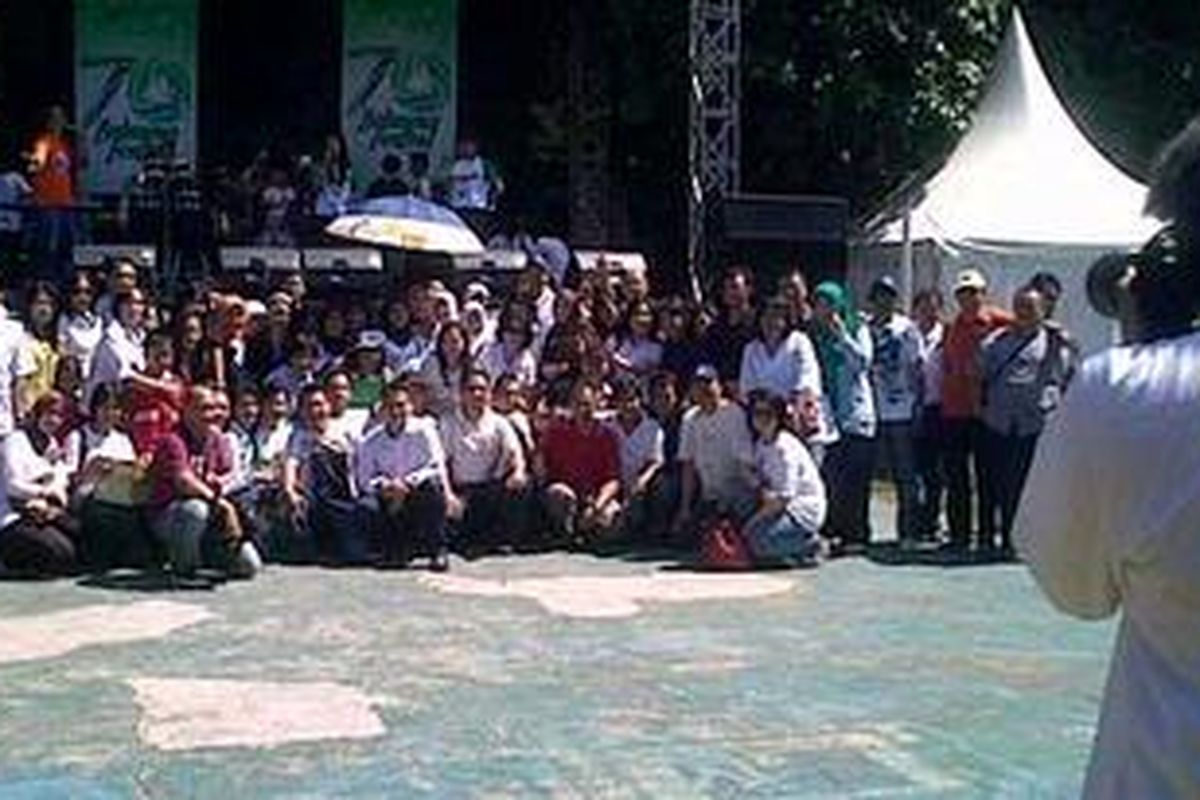 Alumni SMA 70 Bulungan foto bersama saat hadiri acara Bulungan Festival 2010