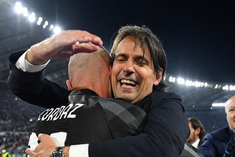 Pelatih Inter Milan, Simone Inzaghi (tengah) memeluk kiper Alex Cordaz usai laga final Coppa Italia melawan Juventus di Stadion Olimpico, Roma, pada 11 Mei 2022. Setelah menunggu 7.059 hari, Cordaz akhirnya kembali merasakan tampil di laga resmi bersama Inter. (Foto oleh Isabella BONOTTO / AFP)