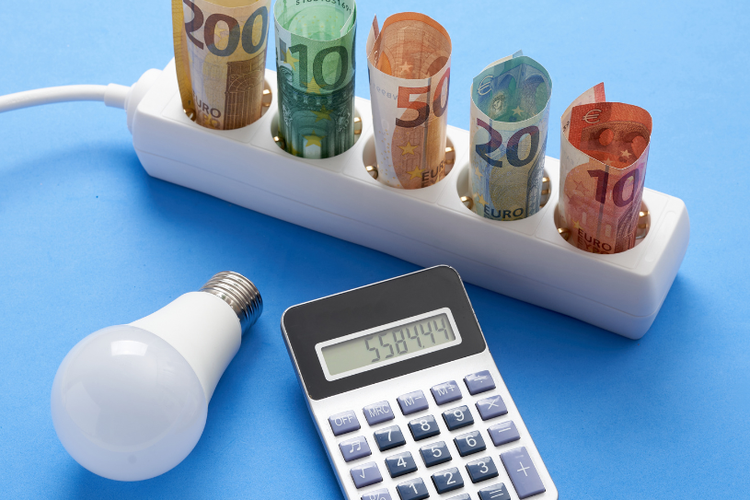 Ilustrasi listrik. Tarif listrik per kWh. Tarif listrik Oktober 2025. Tarif listrik per kWh 2025. Tarif listrik 2025.