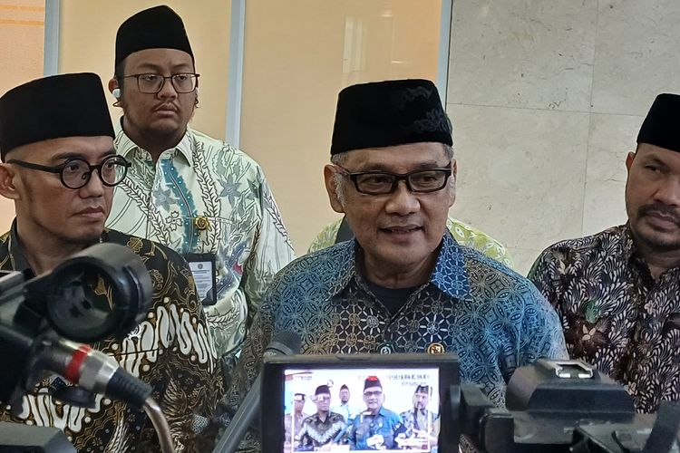 Menteri Haji, Mochamad Irfan Yusuf (kanan) dan Wakil Menteri Haji, Dahnil Anzar Simanjuntak (kiri) saat ditemui di Kompleks Parlemen, Senayan, Jakarta, Selasa (30/9/2025).