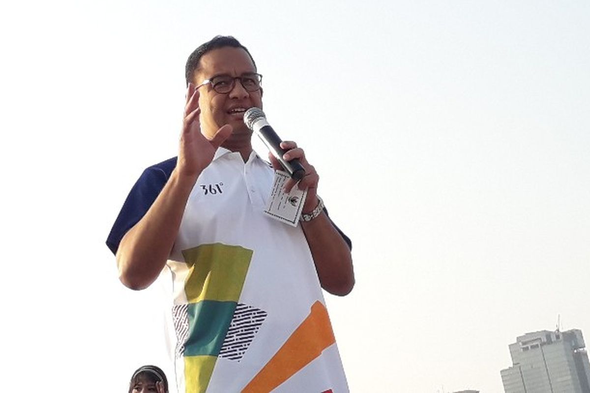 Gubernur DKI Jakarta Anies Baswedan membuka torch relay atau kirab obor Asian Games 2018 hari terakhir yang berada di Monas, Jakarta Pusat pada Sabtu (18/8/2018).