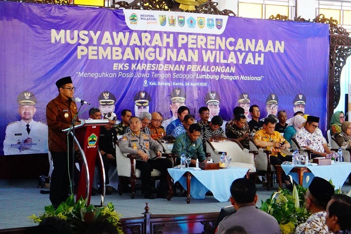 Bupati Batang M. Faiz Kurniawan mengusulkan program prioritas pada Musyawarah Perencanaan Pembangunan Wilayah (Musrenbangwil) wilayah eks Keresidenan Pekalongan di Pendapa Kabupaten Batang, Jawa Tengah, Kamis (24/4/2025).