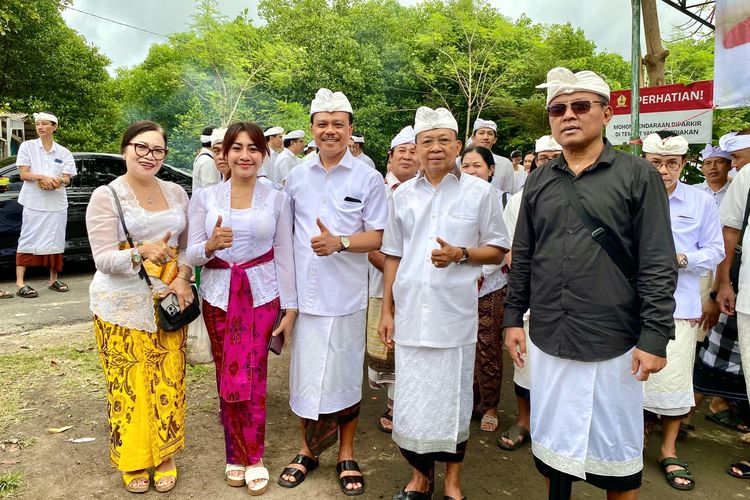 Acara Tumpek Uye di Pura Sakenan turut dihadiri Gubernur Wayan Koster, aktivis sosial dan lingkungan Eka Lestari Sinaga, Sekdaprov Dewa Made Indra, serta pejabat Pemprov Bali lainnya.