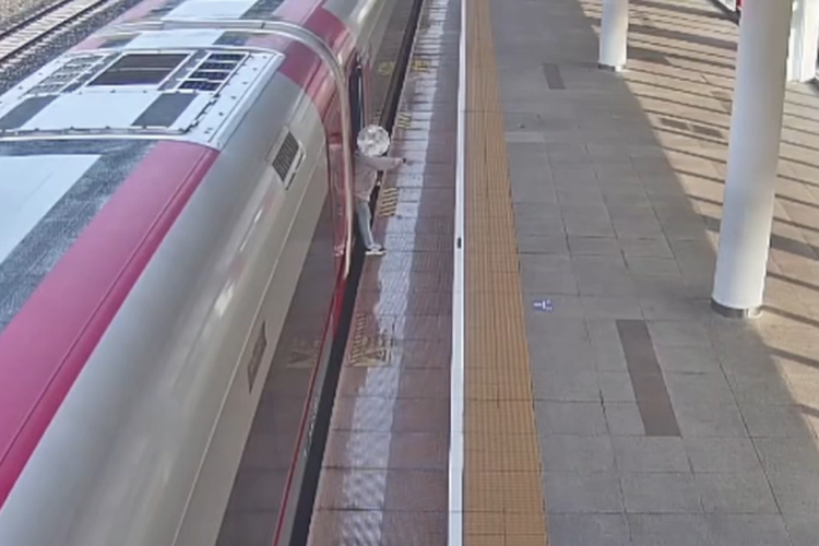 Viral, Video Detik-detik Penumpang Tahan Pintu Whoosh yang Akan Berangkat hingga Alami Keterlambatan