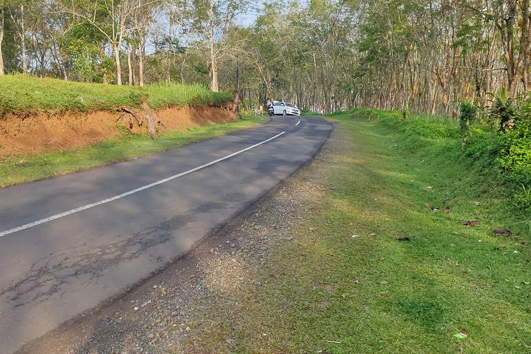 Ruas jalan yang akan dilalui peserta Cycling De Jabar 2022 di Ciletuh, Sukabumi, Jawa Barat, Sabtu (27/8/2022).