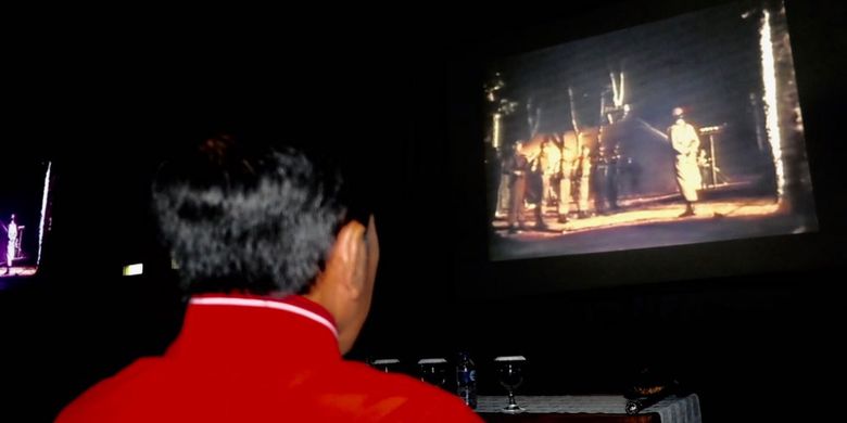 Presiden Joko Widodo, Jumat (29/9/2017) malam, ikut nonton bareng film G30S/PKI di halaman Markas Korem 061 Suryakencana, Bogor.