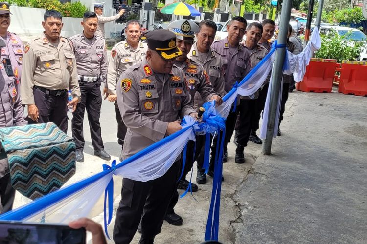 Kapolres Nunukan AKBP Taufik Nurmandya memotong pita sebagai tanda beroperasinya Kantor Satlantas Nunukan
