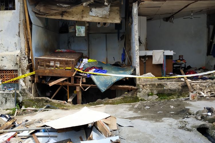 Rumah S (50), muazin yang mengalami luka serius usai terpapar ledakan tabung gas elpiji 3 kilogram di dapur rumahnya di Kampung Rawa Bebek, Bekasi Barat. Area dapur ada di basement, sehingga tak punya ventilasi.