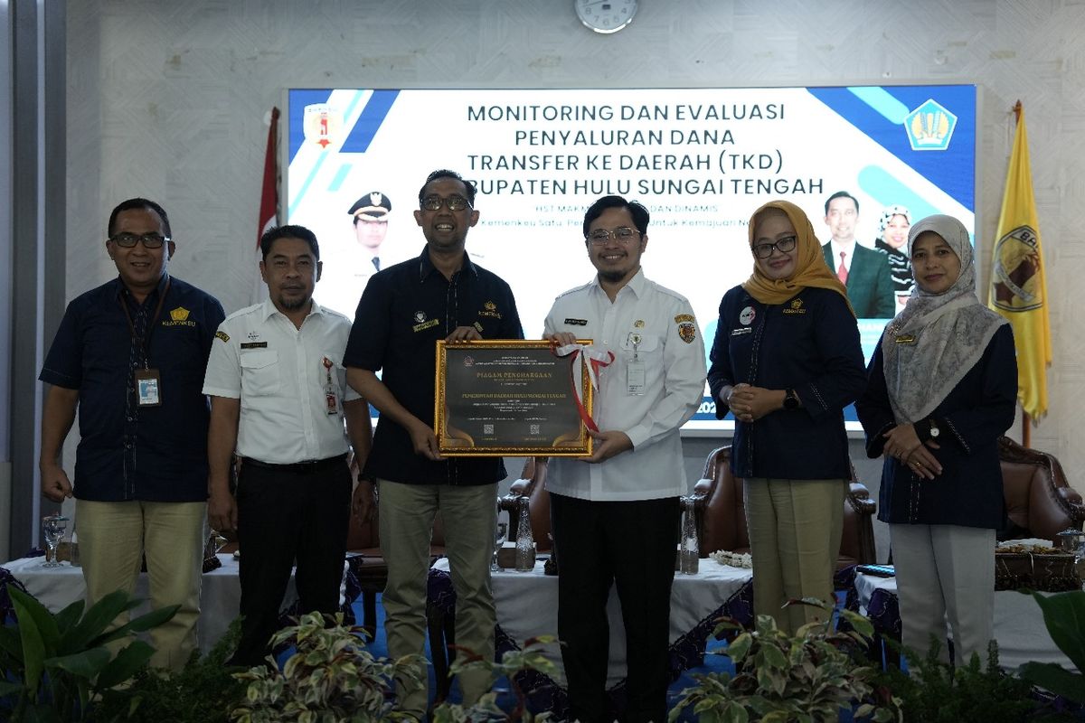 Penyerahan penghargaan dari Kanwil DJPb Kalsel oleh Kepala Kanwil DJPb Provinsi Kalsel Syafriandi kepada Bupati Hulu Sungai Tengah (HST) Aulia Oktafiandi dalam acara Monitoring dan Evaluasi Dana Transfer ke Daerah (TKD) Kabupaten HST, di Pendopo Kabupaten HST, Rabu (13/6/2024).
