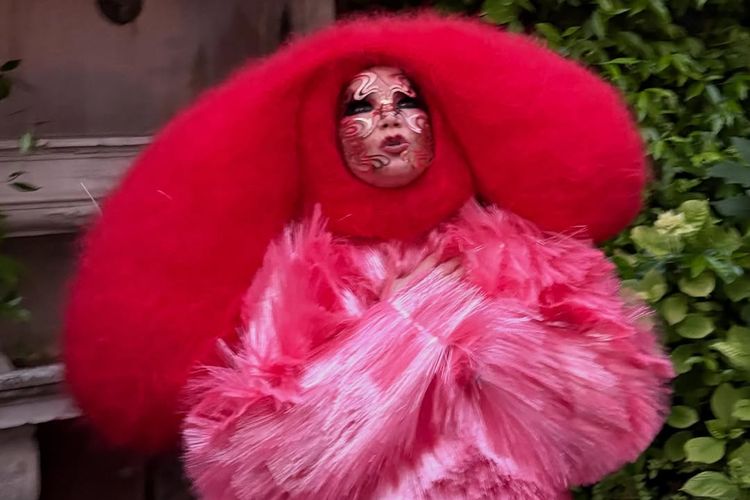 Björk Pakai Dress Fiberglass Bottega Veneta saat Tampil di Venice Biennale
