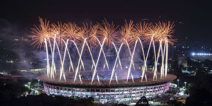 Pesta kembang api pada Upacara Pembukaan Asian Games ke-18 Tahun 2018 di Stadion Utama GBK, Senayan, Jakarta, Sabtu (18/8/2018).
