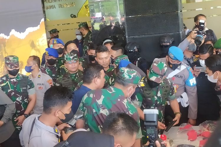 Saat lima pelaku lapangan penembakan istri prajurit TNI di Semarang Jawa Tengah di Mapolda Jateng. Senin (25/7/2022) 