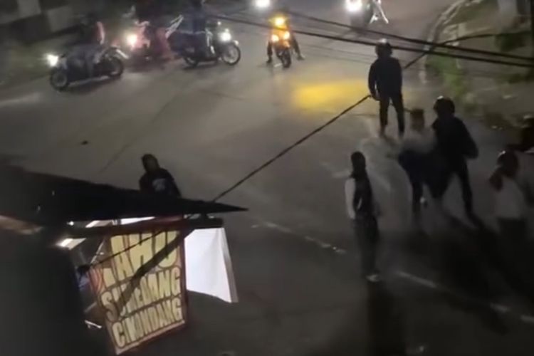 Rekaman vidio yang diduga aksi geng motor “Los Angles” yang diduga melakukan aksi penyerangan terhadap warga di Jalan Pramuka, Kelurahan Cikondang, Kecamatan Citamiang, Kota Sukabumi, Jawa Barat pada Minggu (19/1/2025) dini hari.