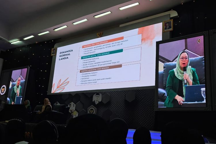 Anggota Amirul Hajj Perempuan 2023-2024, Alissa Wahid saat memberikan paparan dalam pembekalan petugas haji 2026 di Asrama Haji Pondok Gede Jakarta, Selasa (20/1/2026).