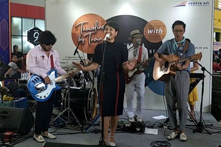 Grup musik White Shoes and The Couples Company (WSATCC) tampil live menghibur pengunjung di Hall Selatan Stasiun Gambir, Jakarta Pusat, Jumat (3/8/2018) sore.