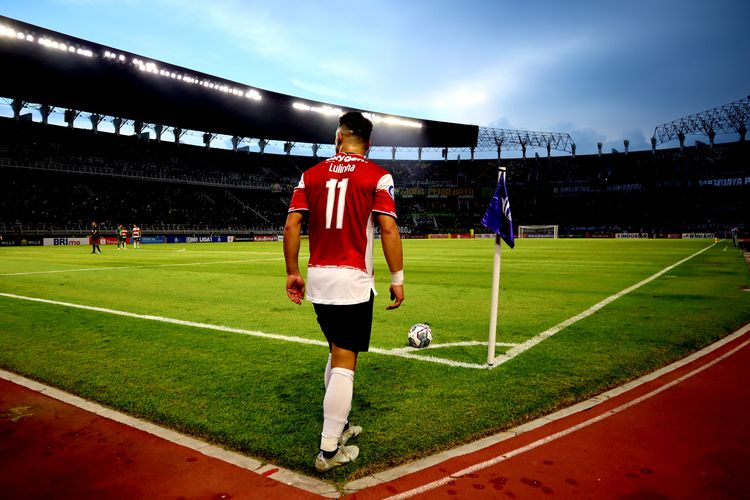 Pemain Madura United Lulinha bersiap melakukan tendangan pojok saat pertandingan pekan 4 BRI Liga 1 2022-2023 melawan Persebaya Surabaya yang berakhir dengan skor 2-2 di Stadion Gelora Bung Tomo Surabaya, Minggu (14/8/2022) sore. Ia memang pendatang baru di sepak bola Indonesia tetapi punya pengalaman panjang di Asia dengan membela klub Jepang, Uni Emirat Arab dan Korea Selatan.