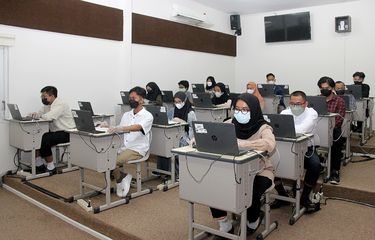Beberapa peserta mengikuti hari pertama Ujian Tulis Berbasis Komputer (UTBK) untuk Seleksi Bersama Masuk Perguruan Tinggi Negeri (SBMPTN) 2022 di Universitas Brawijaya (UB), Kota Malang Jawa Timur pada Selasa (17/5/2022). 