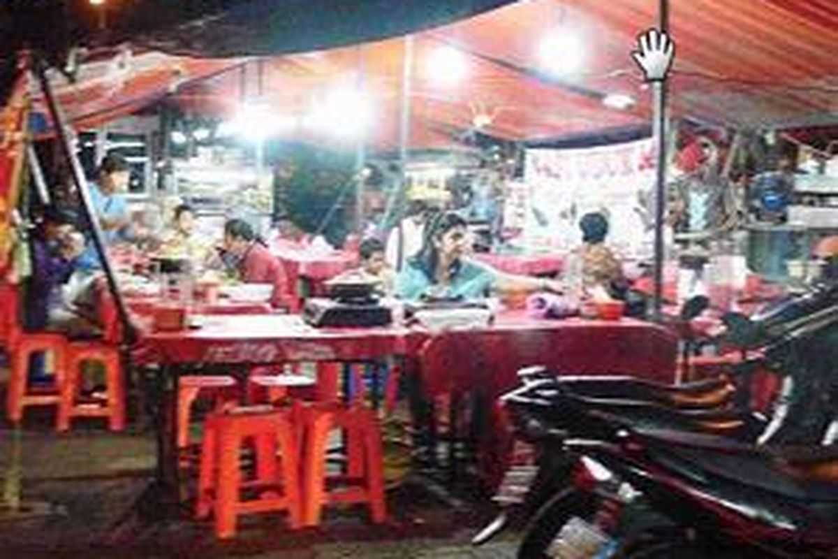 Deretan tenda kaki lima di Pasar Modern BSD City. 