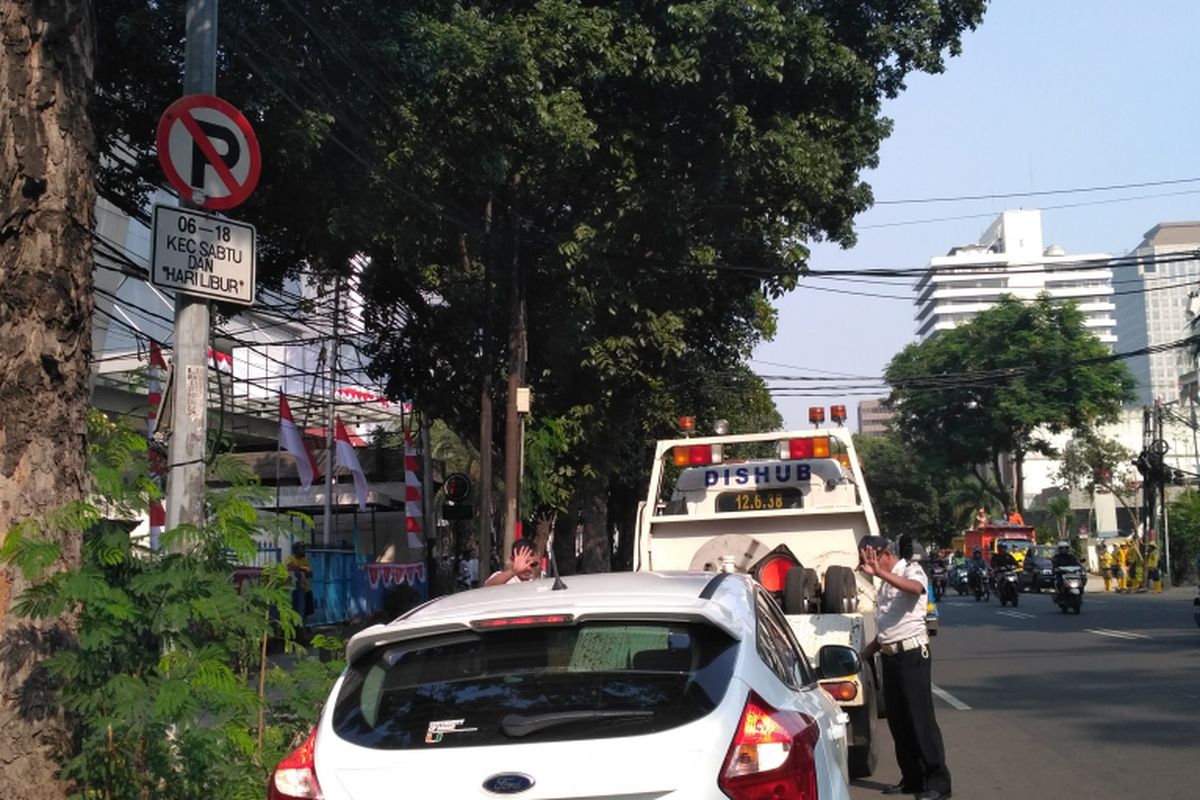 Tim gabungan Bulan Tertib Trotoar akan menderek mobil di Jalan Wahid Hasyim, tetapi tidak jadi karena ada rambu di atas mobil, Sabtu (5/8/2017). 