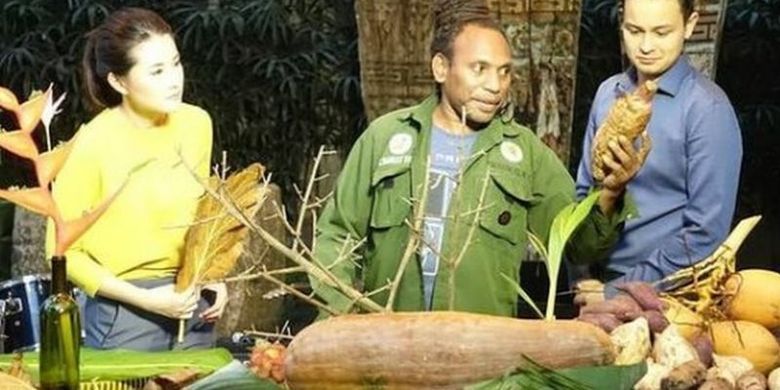 Charles Toto merekam cara-cara masyarakat adat Papua mengolah makanan.
