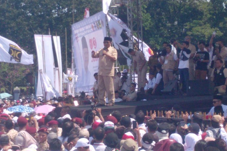 Ketua Umum Partai Gerindra Prabowo Subianto menghadiri Kampanye Akbar pasangan calon gubernur dan wakil gubernur Jawa Barat Mayjen TNI Purnawirawan Sudrajat- Ahmad Syaikhu atau yang dikenal dengan nama Asyik di Monumen Perjuangan, Jalan Dipatiukur, Kota Bandung, Sabtu (12/5/2018).