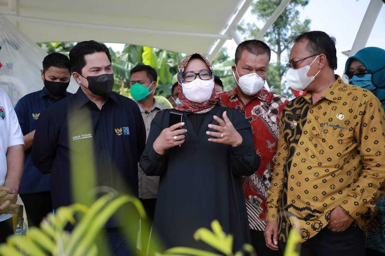 Bupati Bogor Ade Yasin bersama Menteri BUMN Erick Thohir saat meresmikan desa wisata Situ Lebak Wangi yang berlokasi di Desa Pemagarsari, Kecamatan Parung, Kabupaten Bogor, Jawa Barat, Kamis (7/10/2021).