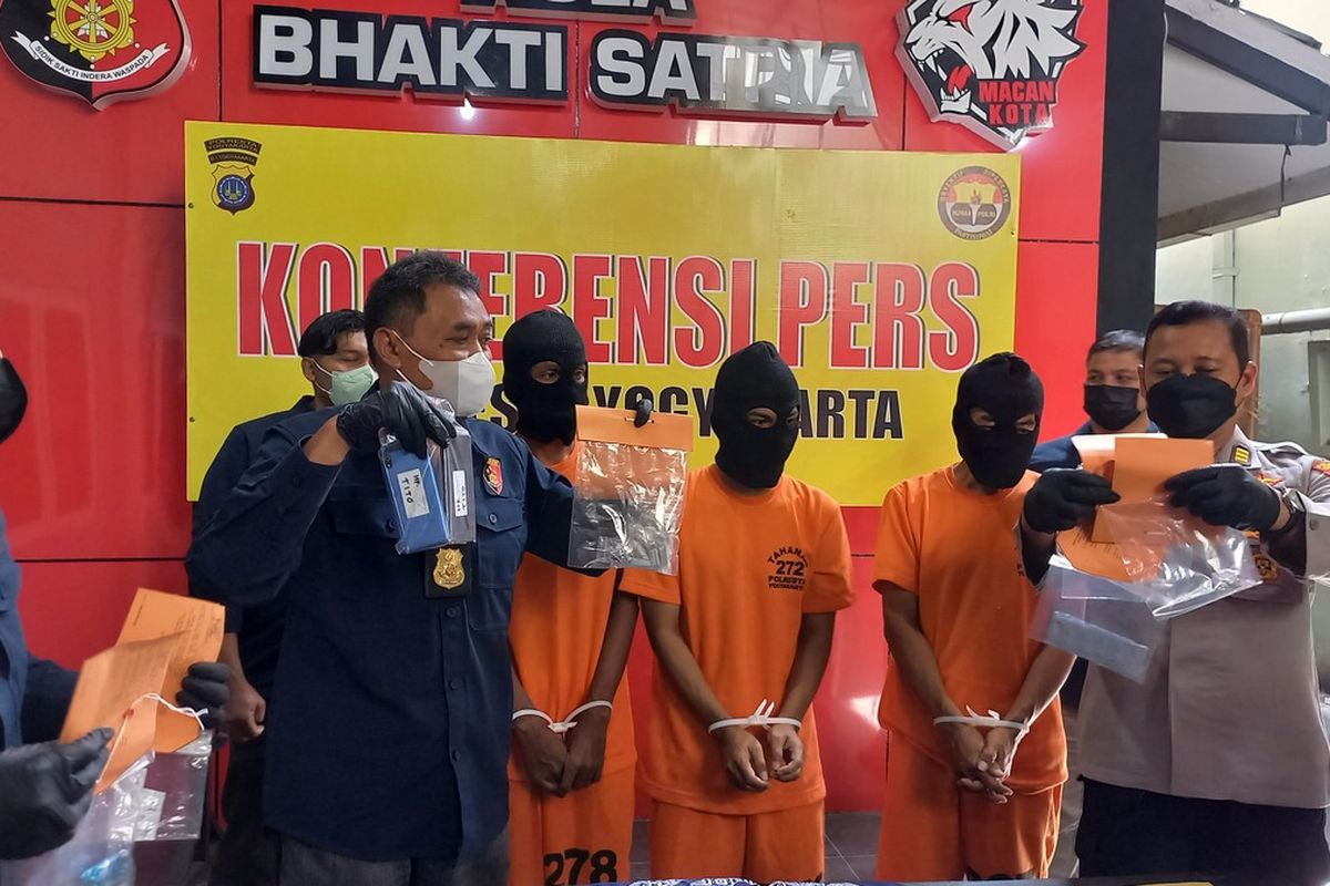 Polresta Yogyakarta amankan 3 tersangka narkiba, Salah satunya TTJ residivis 10 hari keluar dari Lapas kembali jual sabu, Kamis (1/12/2022)