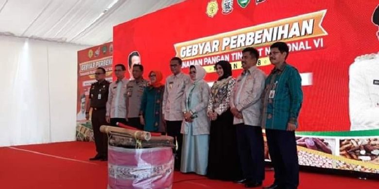 Menteri Pertanian (Mentan) Andi Amran Sulaiman yang diwakili Direktur Perbenihan Direktorat Jenderal Tanaman Pangan Muhammad Takdir Mulyadi (lima dari kanan) dalam Gebyar Perbenihan Tanaman Pangan Tingkat Nasional VI Tahun 2018 yang dilaksanakan mulai tanggal 23 - 26 Oktober 2018 di Maros, Sulawesi Selatan. 