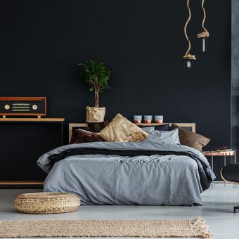 Ilustrasi kamar tidur dengan warna cat hitam.