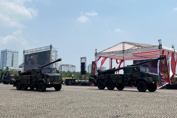 Alutsista yang ditampilkan dalam gladi resik HUT ke-78 TNI di Monas, Jakarta Pusat, Selasa (3/10/2023).