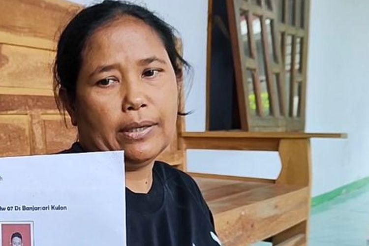 TUNJUKKAN FOTO- Prihatin (48) Ibu kandung MAH menunjukkan kartu ujian anaknya, Kamis (15/9/2022). Pemuda berinisial MAH ditangkap polisi karena diduga sebagai peretas Bjorka. 
