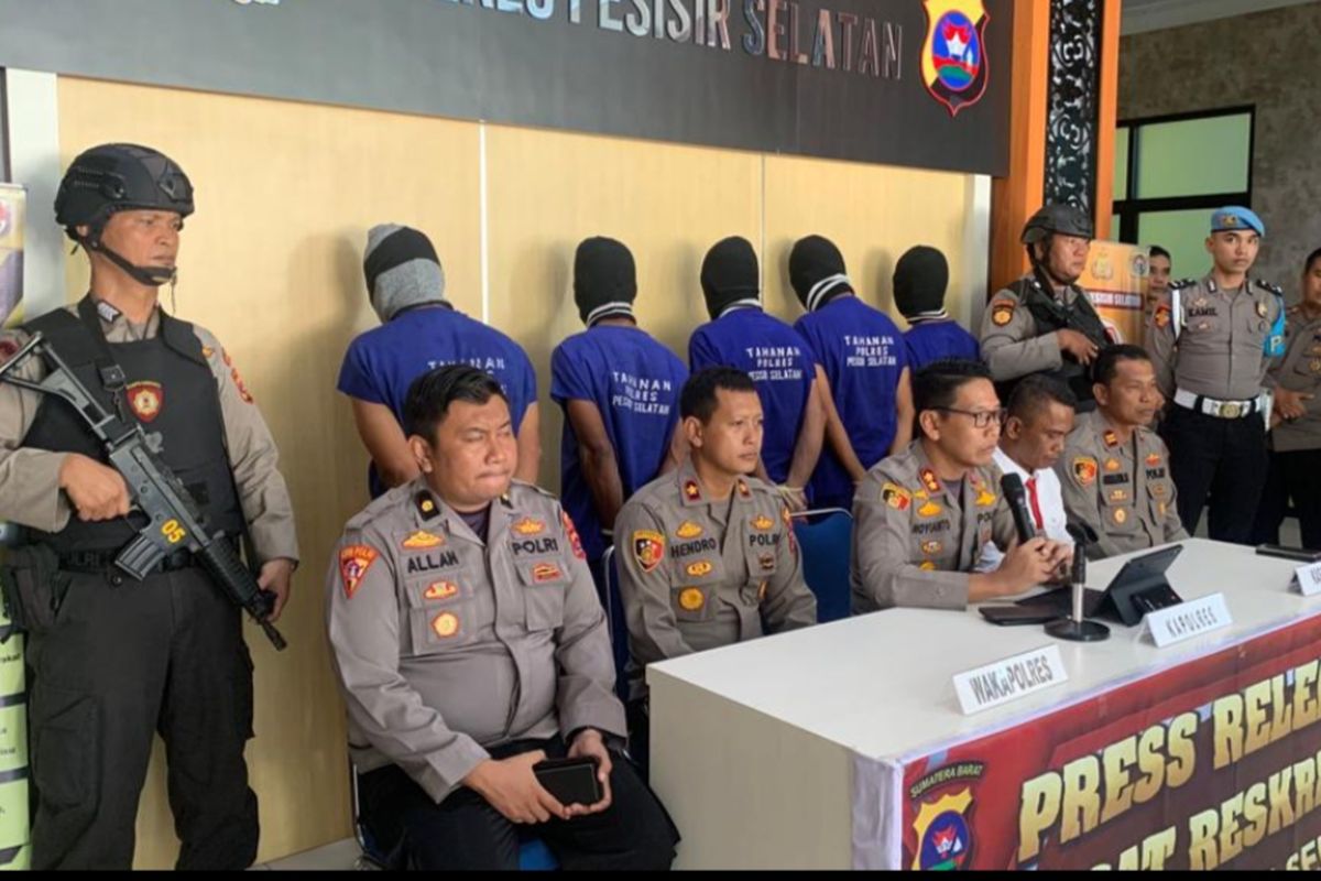 Polisi merilis peran para tersangka kasus persekusi 2 wanita pemandu karaoke di Pesisir Selatan, Rabu (3/5/2023) di Mapolres Pesisir Selatan