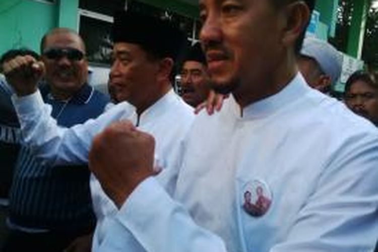 Pasangan Rasiyo-Dhimam Abror mendaftar ke KPU Surabaya.