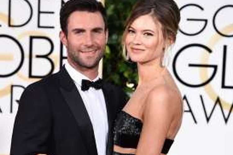 Musisi Adam Levine dan istrinya, model Behati Prinsloo, menghadiri Golden Globe Awards di Beverly Hills, California, pada 11 Januari 2015. Pasangan ini dikarunai anak perempuan pada Rabu (21/9/2016).