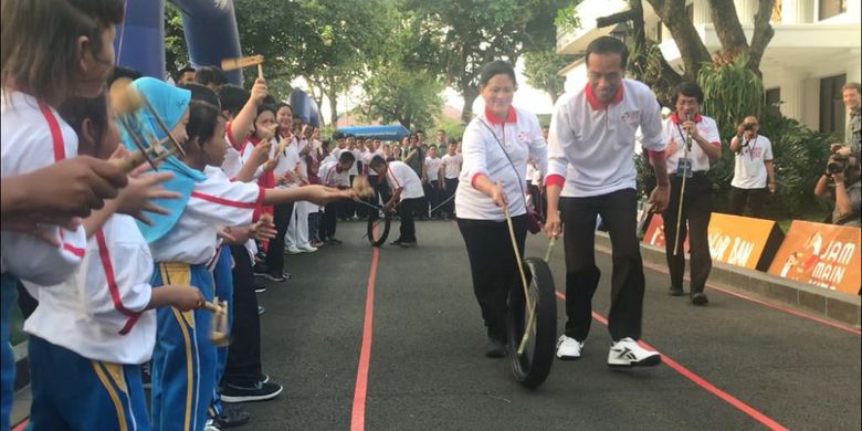 Presiden Joko Widodo dan Ibu Negara Iriana menjajal permainan tradisional Obor Ban di halaman tengah Istana Presiden, Jakarta, Jumat (4/5/2018)