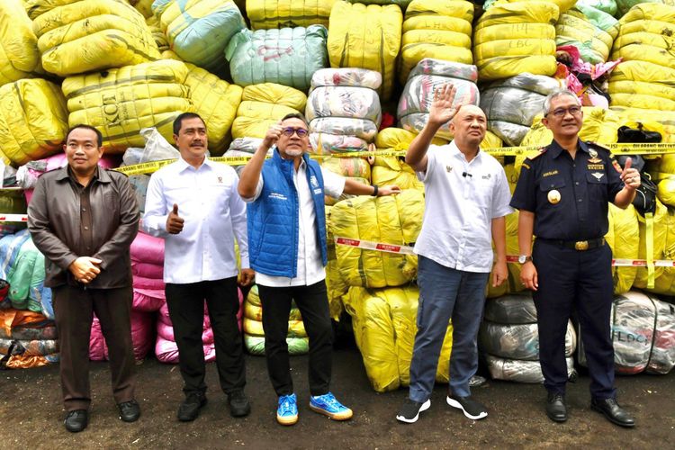 Menteri Koperasi dan UKM (MenKopUKM) Teten Masduki dalam acara pemusnahan pakaian bekas di Tempat Penimbunan Pabean (TPP) di Cikarang, Jawa Barat, Selasa (28/3/2023).