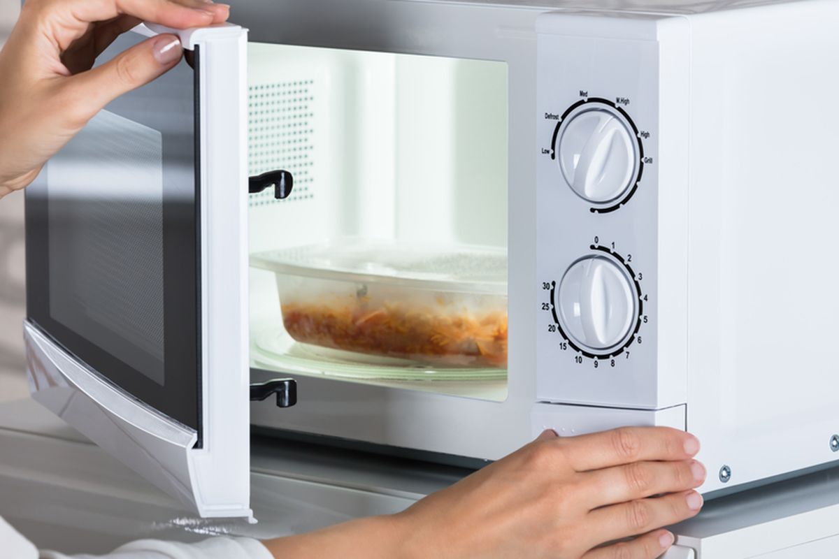 Ilustrasi microwave oven. 