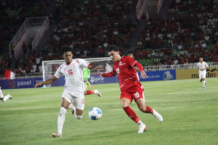 Striker Timnas U-19 Theodore Evan Leeming saat berebut bola dengan pemain Myanmar  Myo Khant Kyaw pada pertandingan Piala AFF U-19 di Stadion Utama Sumatera Utara, Senin (1/6/2026)
