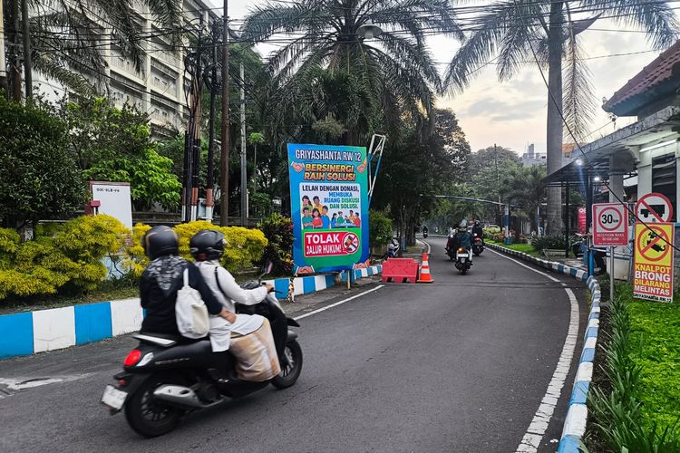 Banner “Lelah dengan Donasi” Dicopot, Warga Griyasanta Malang Protes