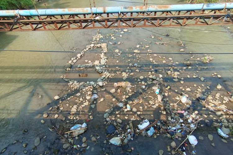 Sejumlah karung berisi sampah di bawah jembatan Sungai Citarik, Jalan Raya Cibadak-Cikembar-Palabuhanratu, Desa Citarik, Kecamatan Palabuhanratu, Sukabumi, Jawa Barat, Selasa (10/10/2023).