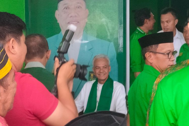 Bakal calon presiden (capres) Ganjar Pranowo saat memakai sorban hijau yang diberikan Dewan Pimpinan Wilayah (DPW) Partai Persatuan Pembangunan (PPP) di Kantor DPW PPP Sulawesi Utara, Kota Manado, Kamis (18/5/2023).