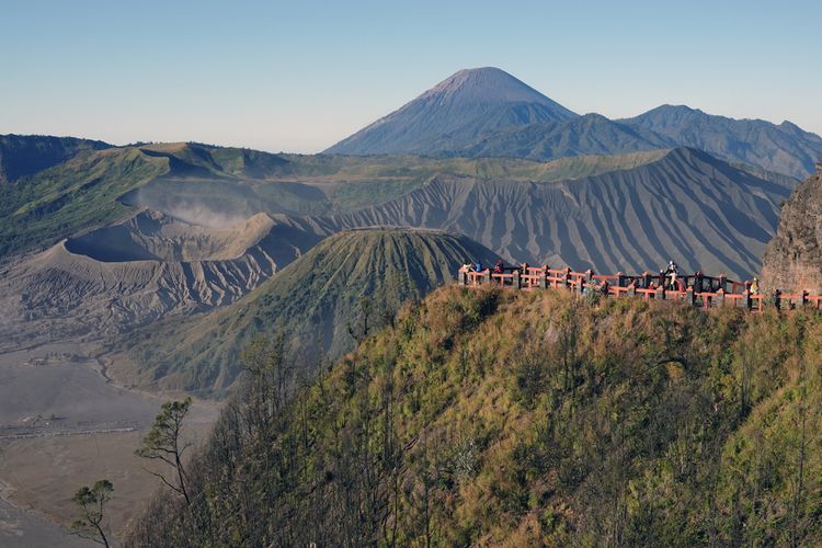 Matahari terbit dari Bukit Kingkong, untuk melihat puncak Bromo, kawasan Gunung Bromo, Podokoyo, Tosari, Pasuruan, Jawa Timur.