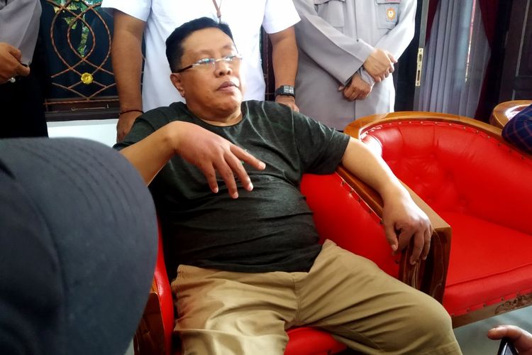 Wali Kota Blitar Santoso memberikan keterangan kepada wartawan di teras rumah dinasnya terkait peristiwa perampokan yang menimpa dirinya, Selasa (13/12/2022)