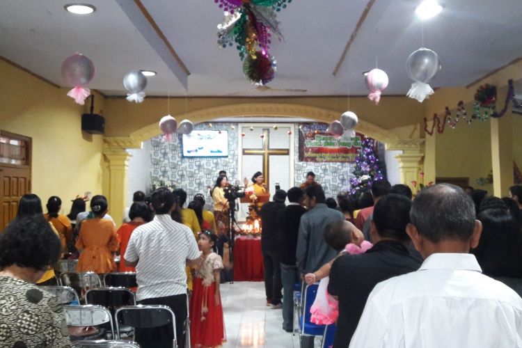 Jemaah melaksanakan ibadah Natal di Gereja Pantekosta Rahmat (GPR) Carita, Selasa (25/12/2018). Kecamatan Carita merupakan satu di antara wilayah terdampak tsunami Selat Sunda. 