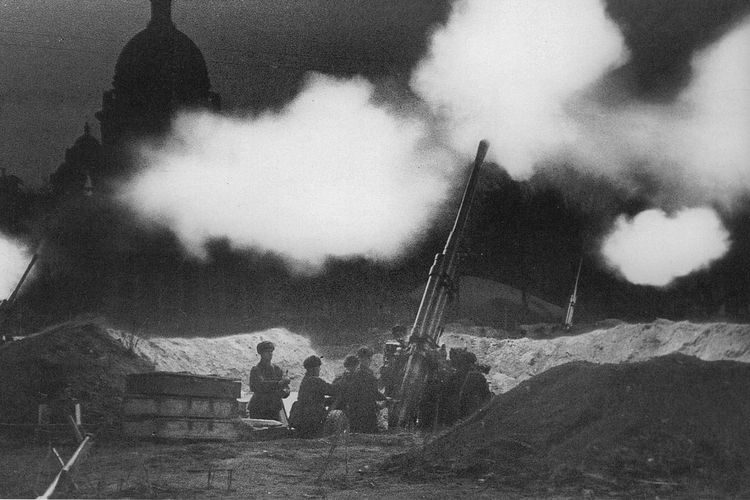 Pasukan Uni Soviet mempertahankan kota Leningrad dalam pertempuran yang berlangsung pada 1941. Lokasi pertempuran terjadi di dekat katedral Saint Isaac.